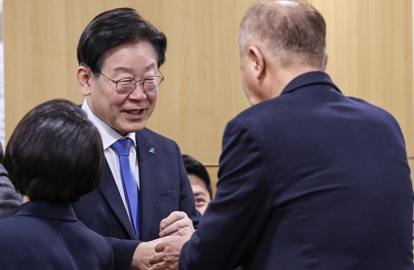 이재명 민주당 대표의 검찰 수사가 도화선이 돼 여야가 연일 치고받으며 설전을 이어가고 있다. 이재명 대표가 31일 오후 국회의원회관에서 열린 '민주당의 길' 출범식에 참석하고 있다.  copyright 데일리중앙