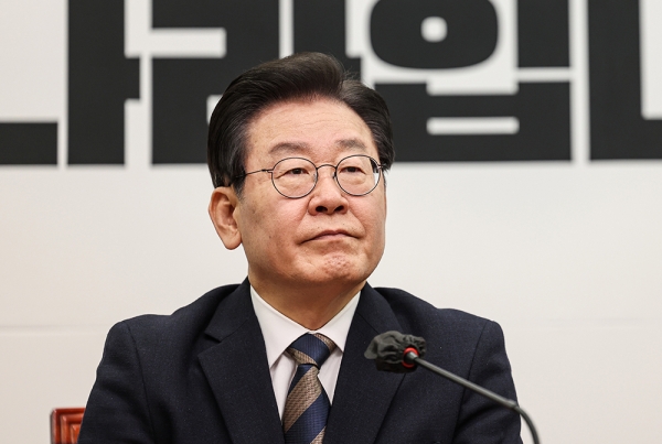 이재명 민주당 대표에 대한 검찰의 구속영장 청구로 여야가 정면 대치하면서 정국이 격랑 속으로 빠져들고 있다. '이재명 뇌관'이 국회 안팎에서 상당기간 계속될 전망이다.copyright 데일리중앙