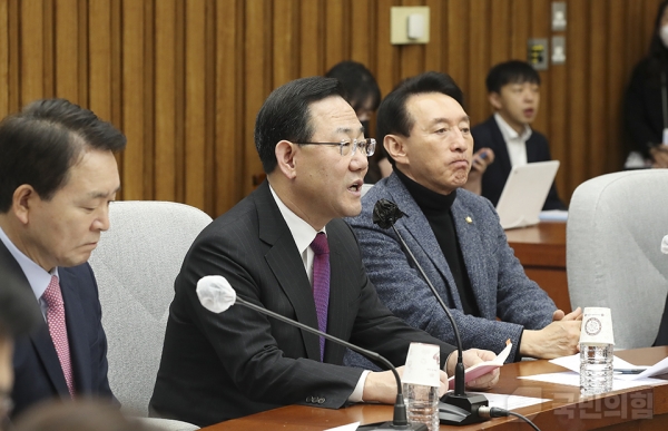 국민의힘은 21일 당 공식회의에서 "헌법상의 불체포특권이 범죄 피의자를 보호하기 위해 사용돼선 안 될 것"이라며 민주당을 향해 '이재명 체포동의안'을 국회에서 부결시키는 순간 역사와 국민의 준엄한 심판을 받게 될 것이라 경고했다.copyright 데일리중앙