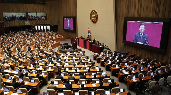 국회는 지난 27일 오후 본회의를 열어 검찰이 제출한 이재명 민주당 대표의 체포동의안을 무기명 표결에 부쳐 찬성 139표, 반대 138표로 부결시켰다. 찬성표가 1표 더 많았지만 가결을 위한 출석 의원 297명의 과반(249표)에 이르지 못했기 때문이다. copyright 데일리중앙