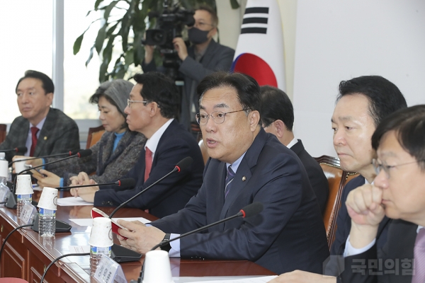 국민의힘은 2일 국회에서 열린 당 비대위원회에서 민주당 이재명 대표의 사법리스크와 이른바 '개딸'을 언급하며 "죽창가와 개딸이라는 새로운 방탄복으로 사법처리를 피해갈 수는 없다"고 이 대표를 압박했다.copyright 데일리중앙