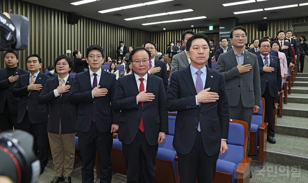 국민의힘은 이재명 대표 측근들의 잇따른 죽음과 관련해 10일 이재명 대표의 진실고백과 결단을 압박했다. 특히 김재원 최고위원은 "국민보호를 위해서라도 이제 이재명 대표 스스로 교도소로 들어가야 한다"고 주장했다.copyright 데일리중앙