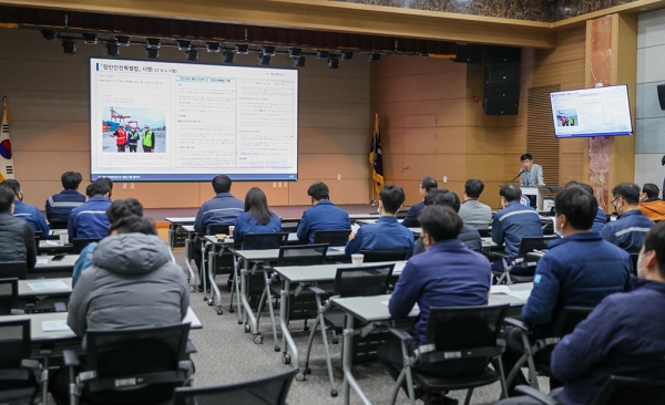 울산항만공사가 '울산항 하역안전지수' 신뢰도 확보에 나선다. 지난 14일 울산항만공사 다목적홀에서 개최된 울산항 하역안전지수 워킹그룹 발대식. (사진=울산항만공사)copyright 데일리중앙