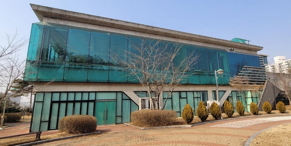 고양시 덕양구에 있는 복합 문화예술공간 고양어울림누리가 현재 3개의 임대공간 가운데 구내식당을 제외한 2곳이 비어 있어 대책 마련이 필요하다는 지적이 나오고 있다. (사진=고양시의회)copyright 데일리중앙