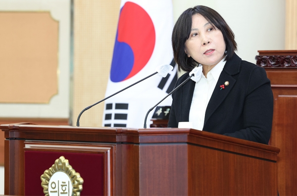 고덕희 고양시의원은 16일 시의회 본회의에서 진행된 이동환 고양시장을 대상으로 시정질문에서 "식사동 유해시설, 원칙대로 했다면 벌써 해결됐을 것"이라며 13년간 식사동 산지복구에 미온적 고양시의 대응을 비판했다. (사진=고양시의회)copyright 데일리중앙