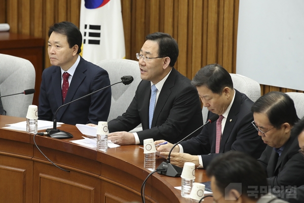 국민의힘은 17일 국회에서 열린 당 공식회의에서 전날 도쿄에서 열린 한일정상회담을 두고 민주당이 '조공참사' '항복외교'라고 공격하고 있는데 대해 "김대중이 하면 국익이고 윤석열이 하면 조공이냐"며 역공을 취했다.copyright 데일리중앙