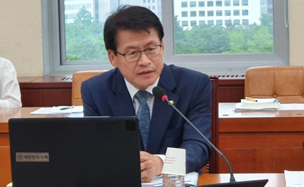 임호선 민주당 국회의원은 23일 국과수 업무과중의 문제점을 지적하며 "범죄가 갈수록 고도화되어가고 있는 지금 사회안전망 강화를 위해 과학수사에 적극적인 투자가 필요하다"고 말했다.copyright 데일리중앙