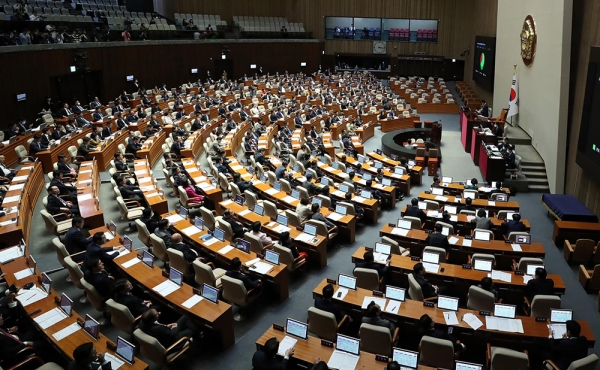 국회는 지난 23일 본회의를 열어 선거제도 개편안을 논의할 전원위원회를 구성하고 3월 30일부터 국회의원 전원이 참석해 선거제도 개편안을 논의하기로 의결했다.copyright 데일리중앙