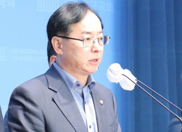 국회 산자중기위 민주당 김경만 의원은 11일 주택용 냉·난방비 부가세 영세율을 2024년말까지 한시적으로 적용하는 '조세특례제한법 개정안'을 대표발의했다.copyright 데일리중앙