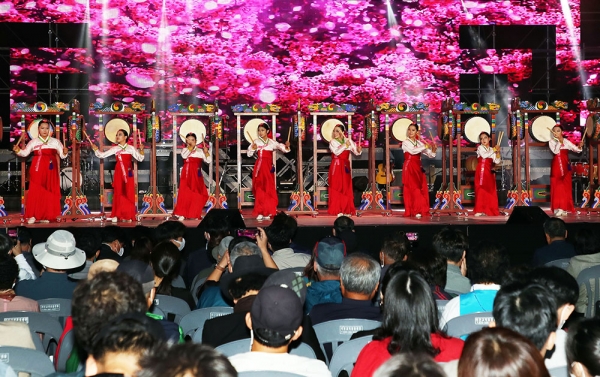 '2023 국민대통합 아리랑 공연'이 제65회 밀양아리링대축제 기간은 오는 18일 저녁 밀양강가 야외무대에서 펼쳐진다. 사진은 지난해 제64회 밀양아리랑대축제에서 진행된 국민대통합 아리랑 공연 모습. (사진=밀양시)copyright 데일리중앙