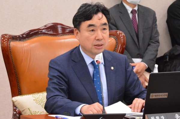2021년 민주당 전당대회 '돈 봉투' 의혹 사건 관련해 검찰의 수사를 받고 있는 윤관석 국회의원은 23일 "검찰의 야당 탄압용 기획수사, 총선용 정치수사에 맞서 반드시 결백과 진실을 밝히겠다"고 말했다.copyright 데일리중앙