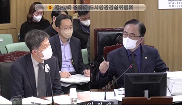 서울시의 가로수 관리를 통해 서울시내 밤거리가 밝아졌다는 평가다. 사진은 지난해 11월 행정사무감사에서 서울시 안전총괄실장(왼쪽)에게 가로수에 덮이는 가로등 문제점을 지적하고 있는 김형재 의원(오른쪽). (사진=서울시의회)copyright 데일리중앙