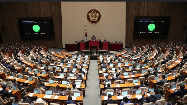 온라인 마권 발매를 허용하는 내용의 한국마사회법 개정안이 25일 오후 국회 본회의를 통과했다. 침체된 국내 말산업의 정상화가 기대된다. copyright 데일리중앙