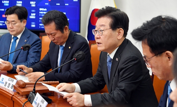이재명 민주당 대표(오른쪽에서 두 번째)는 5일 국회에서 열린 당 공식회의에서 5공 시절의 '백골단' '땡전뉴스'를 거론하며 윤석열 정권의 강도 높게 비판했다. copyright 데일리중앙