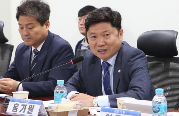 홍기원 민주당 국회의원(오른쪽)은 23일 현실과 동떨어진 정부의 '반지하 이주 대책'을 비판하고 "준공연도 기준이나 지역 제한 등 매입대상 주택 기준에 대한 현실화가 필요하다"고 제언했다.copyright 데일리중앙