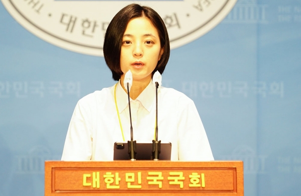 송영길 민주당 전 대표의 발언과 관련해 정의당 류호정 국회의원은 22일 "노회찬은 자신의 허물을 감추려 검찰과 싸우지 않았다. 송영길은 법정이 아니라 검찰청 앞에서 무죄를 주장했다"며 송 전 대표를 비판했다.copyright 데일리중앙