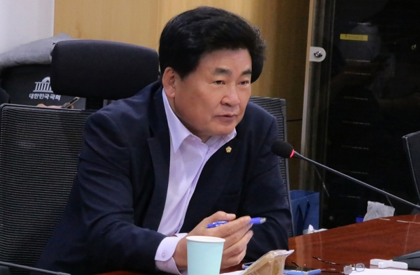 소병훈 국회 농해수위 위원장(민주당)은 정부가 농지를 체계적으로 관리하도록 하는 '농지법' 개정안을 지난 7일 대표발의했다.copyright 데일리중앙