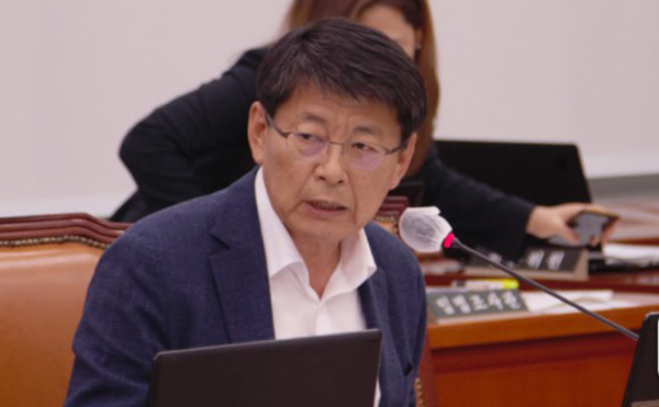 민주당 서삼석 국회의원은 13일 산림보호구역으로서 공익 기능 증진에 기여한 산주에게 산림 공익 가치 보전 지불금을 지급할 수 있도록 하는 법안을 발의했다.copyright 데일리중앙