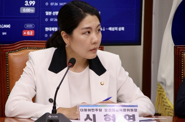 신현영 민주당 국회의원은 1일 "지역출신 의대생 선발에 이어 전공의 선발과 수련 과정까지도 지역에서 충분히 포용 가능하도록 지원을 강화하는 정책을 구현해 나가야 한다"고 정부에 주문했다.copyright 데일리중앙