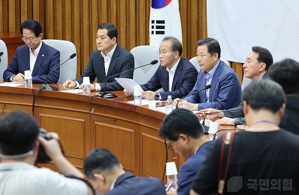 국민의힘이 1일 국회에서 열린 원내대책회의에서 민주당 김은경 혁신위원장의 노인 폄하 발언, 이재명 대표를 둘러싼 검찰 수사 등 휘발성 강한 소재를 거론하면서 민주당에 대대적인 공세를 퍼부었다.copyright 데일리중앙