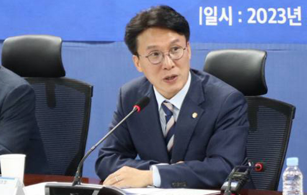 김민석 민주당 국회의원은 2일 화장품의 사용기한 및 개봉후 사용기간을 1·2차 포장에 모두 표시하도록 하는 '화장품법' 개정안을 대표발의했다. 화장품 사용기한 표시 의무화로 안전한 이용환경을 조성하겠다는 취지다.copyright 데일리중앙