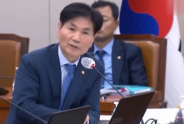 이용선 민주당 국회의원은 8일 "버팀목 대출을 받아도 건보료 인상 안 되도록 제도개선이 시급하다"며 정부 정책자금 대출도 건보료 산정 대상 재산에서 제외하는 '국민건강보험법 개정안'을 발의했다.copyright 데일리중앙