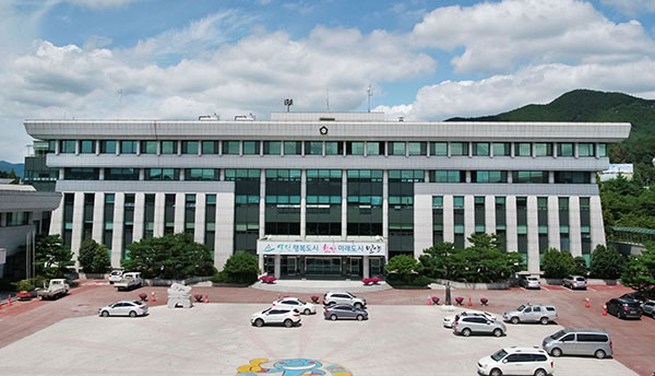밀양시는 금리인상 등으로 어려움을 겪는 농민들의 부담을 덜어주기 위해 2023년도 농업발전기금 85억원 규모의 융자를 지원한다.copyright 데일리중앙