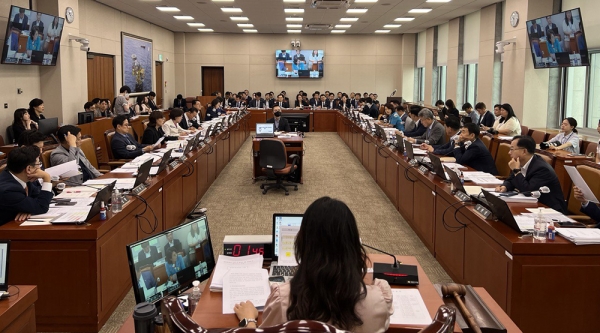 이동주 민주당 의원은 22일 국회 산자위 전체회의에서 중기부가 추진하는 '소상공인 대환대출 보증사업 지원대상에 개인신용대출자도 포함하겠다'는 이영 중기부 장관의 답변을 이끌어냈다.copyright 데일리중앙