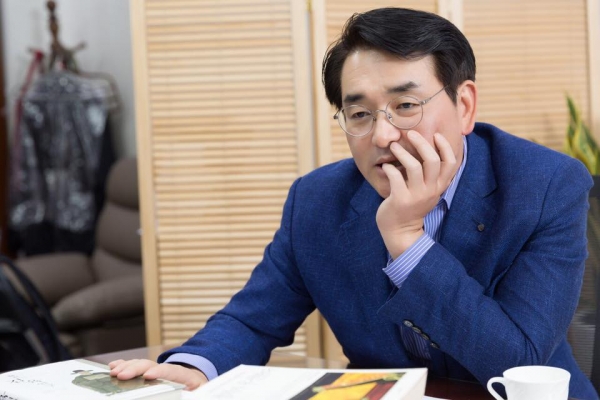민주당 박용진 국회의원은 23일 최근 퇴직경찰의 대형로펌행에 따른 법조카르텔을 우려하며 "대형로펌은 그야말로 '유전무죄, 무전유죄'의 이념을 실천하는 곳이 돼 가고 있다"고 지적했다.copyright 데일리중앙