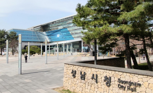 성남시는 31일 정자교 정밀안전진단 용역에 착수했다. 시민 불편을 덜기 위해 경찰과 협의해 차로 개방 여부를 우선 결정할 예정이다.copyright 데일리중앙