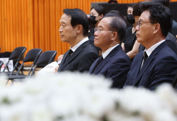 4일 오후 서울 서이초등학교에서 진행된 '서이초 교사 49재 추모제'에 참석한 임태희 경기도교육감, 윤재옥 국민의힘 원내대표, 박광온 민주당 원내대표(왼쪽부터). (사진=경기도교육청)copyright 데일리중앙