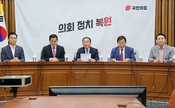민주당(위)과 국민의힘(아래)은 8일 김만배·신학림 거짓 인터뷰 의혹을 둘러싸고 다시 격돌했다. 국민의힘은 헌법 질서를 파괴하는 중대한 국기문란 범죄로 규정하고 '국가반역' '사형' '단죄'를 거론했고 민주당은 윤석열 정부를 과거 군사정권의 파시즘에 빗대 비판하며 받아쳤다.copyright 데일리중앙