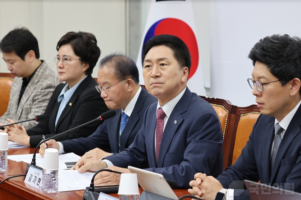 국민의힘은 11일 국회에서 최고위원회의를 열어 이른바 '김만배-신학림 거짓 인터뷰' 의혹을 사건을 대선에 영향을 미치려는 '대선공작 게이트'로 규정하고 배후로 민주당을 지목하며 총력 공세에 나섰다.copyright 데일리중앙