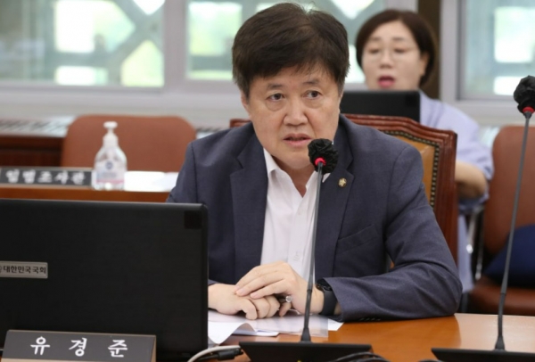 유경준 국민의힘 국회의원은 14일 한국철도공사의 향후 3년간 1조2000억원의 적자가 전망되고 하루 이자만 10억원에 이을 것이라며 "노사가 힘을 모아야 하는 만큼 철도노조는 파업을 즉각 철회하고 현장에 복귀해야 한다"고 촉구했다.copyright 데일리중앙