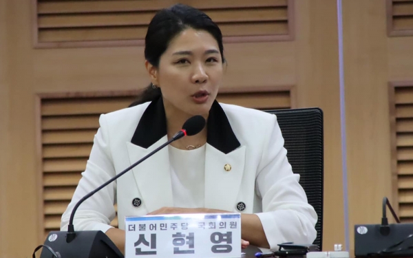 국회 보건복지위 민주당 신현영 회의원은 15일 최근 선생님들의 잇따른 극단적 선택을 언급하며 악성 민원에 대한 대책 마련 필요하다고 강조했다.copyright 데일리중앙