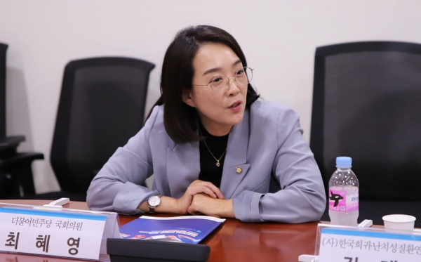 국회 보건복지위 민주당 최혜영 의원은 15일 출생신고를 하지 않아 생사를 알 수 없었던 아동 1만1000여 명이 추가적으로 발견됐다며 "보건복지부는 출생미신고 아동을 철저히 파악해 대책을 마련해야 할 것"이라 주문했다.copyright 데일리중앙