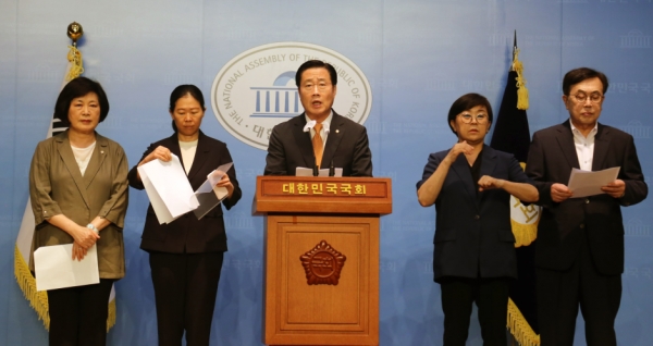 국민의힘 국회 교육위원들은 19일 국회 소통관에서 기자회견을 열어 교권보호 4법의 신속한 처리에 민주당이 협력해 줄 것을 촉구했다. 국회 교육위 이태규 여당 간사(가운데)는 여야가 국민과 50만 교사들에게 공개적으로 약속한 대로 교권4법을 오는 21일 국회 본회의에서 반드시 처리해야 한다고 강조했다.copyright 데일리중앙