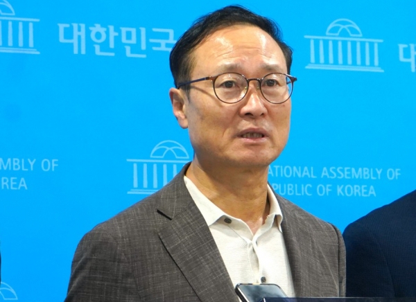 국회 기재위 민주당 홍영표 의원은 19일 내년 세수펑크에도 부자와 대기업 세금감면 비중은 높아질 전망이라며 "윤석열 정부가 서민경제는 갈수록 어려운데 부자 주머니만 지키고 있다"고 비판했다.copyright 데일리중앙