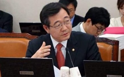 민홍철 민주당 국회의원은 20일 "부동산 투기자들이 수도권 집을 집중적으로 쓸어 담고 있다"며 윤석열 정부에 국토 균형발전을 위한 정책 기조 대전환을 요구했다.copyright 데일리중앙