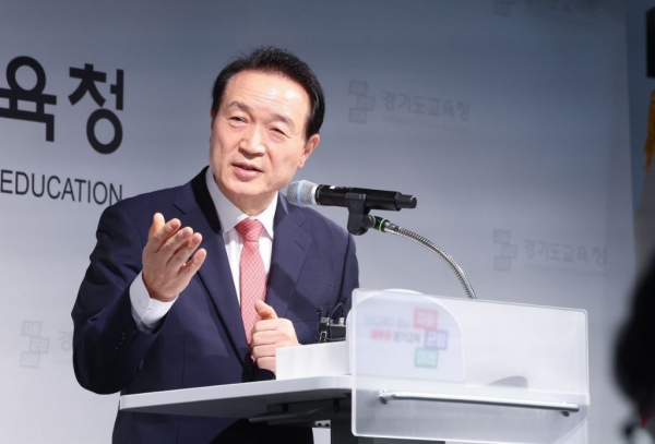 임태희 경기도교육감은 21일 도교육청 남부청사에서 기자회견을 열어 의정부 호원초 이영승 선생님의 교육활동 침해행위를 확인했다며 학부모 3명을 공무집행방해 혐의로 경찰에 수사 의뢰했다고 밝혔다. 이 교육감은 "선생님이 교육활동에만 전념할 수 있게 기관 차원에서 대응, 선생님을 보호하겠다"고 말했다. (사진=경기도교육청)copyright 데일리중앙