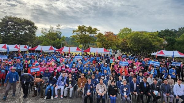 제55회 대통령기 전국 등산대회가 오는 24일 포항 내연산 일대에서 열린다. 사진은 지난해 9월 24~25일 이천시 설봉공원 일대에서 열린 제54회 대통령기 전국 등산대회 모습. (사진=대한산악연맹)copyright 데일리중앙