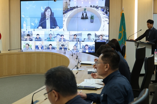 LX한국국토정보공사는 지난 21일 본사 8층 회의실에서 '2023년도 제3회 지적사업처장 회의'를 열어 지적측량 서비스의 혁신 방안을 도출했다. (사진=LX공사) 데일리중앙