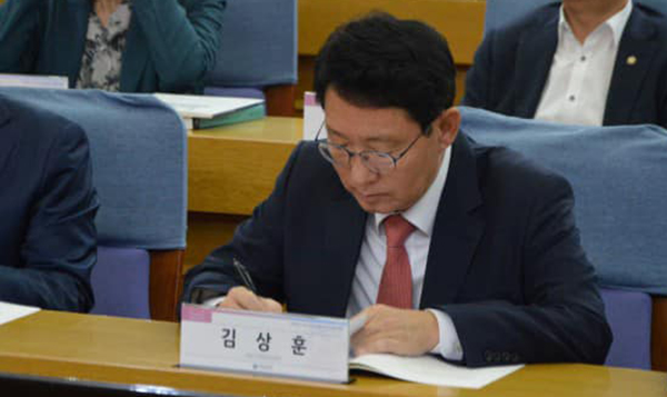 김상훈 국민의힘 국회의원은 26일 최근 10년간 2030 청년가장은 40% 줄고 6070 노인가장은 109% 늘었다며 "각 세대를 아우르는 포괄적인 일자리·소득보장 정책이 필요한 시점"이라고 말했다.copyright 데일리중앙