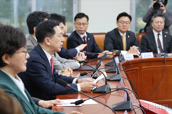 김기현 국민의힘 대표(왼쪽에서 두 번째)는 16일 국회에서 열린 당 최고위원회의에서 "민주당이 하루가 멀다고 탄핵소추를 쏟아낸다"며 "탄핵소추안은 해임건의안, 국정조사, 특검과 함께 민주당의 국정 발목잡기 밥상에 밑반찬처럼 늘 올라 있는 협박 4종 단골 먹거리가 됐다"고 비판했다. copyright 데일리중앙