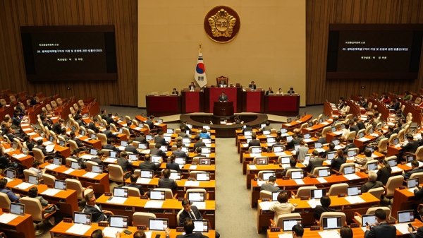 여야가 이동관 방송통신위원장 탄핵을 놓고 충돌하면서 정기국회 본회의 일정에도 빨간불이 켜졌다. 국민의힘은 "민주당의 탄핵은 망국적 행태"라고 비판했고 민주당은 예정된 일정에 따라 탄행을 추진하겠다는 입장이다. copyright 데일리중앙