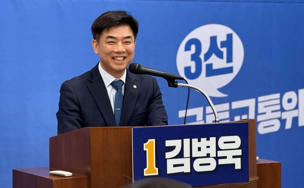 김병욱 민주당 국회의원은 5일 성남시의회에서 기자회견을 열어 '강남을 뛰어넘는 분당 재건축 특별시'를 위한 대표 공약을 발표했다.copyright 데일리중앙