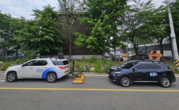 서울 강서구는 오는 10월까지 지반침하사고를 예방하기 위한 도로하부 공동(空洞)조사에 나선다. 휴대형 GPR(지표투과레이더) 탐사(위) 및 차량형 GPR 탐사(아래) 모습. (사진=강서구)copyright 데일리중앙
