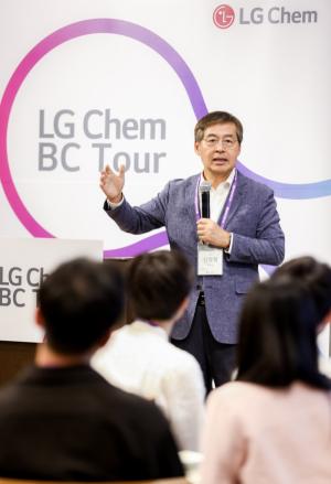 LG화학 신학철 부회장, 3대 신성장동력 키울 인재 찾아 일본행