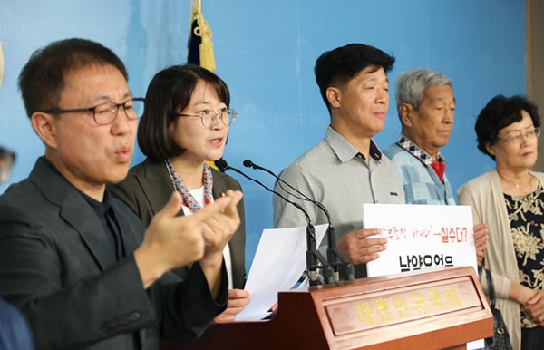 국회 정무위 정의당 추혜선 의원(왼쪽에서 두번째)은 17일 재벌비리·갑질기업 총수들을 올 정기국회 국정감사 증인으로 부르겠다고 밝혔다.copyright 데일리중앙