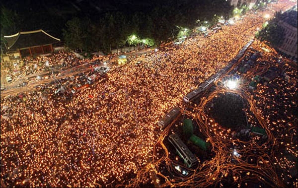 지난 2016년 11월 12일 서울 광화문광장에서 펼쳐진 '#내려와라 박근혜 3차 범국민행동'에 참가한 100만명(경찰 추산 26만명)의 시민은 촛불을 흔들며 박근혜 퇴진을 외쳤다.copyright 데일리중앙